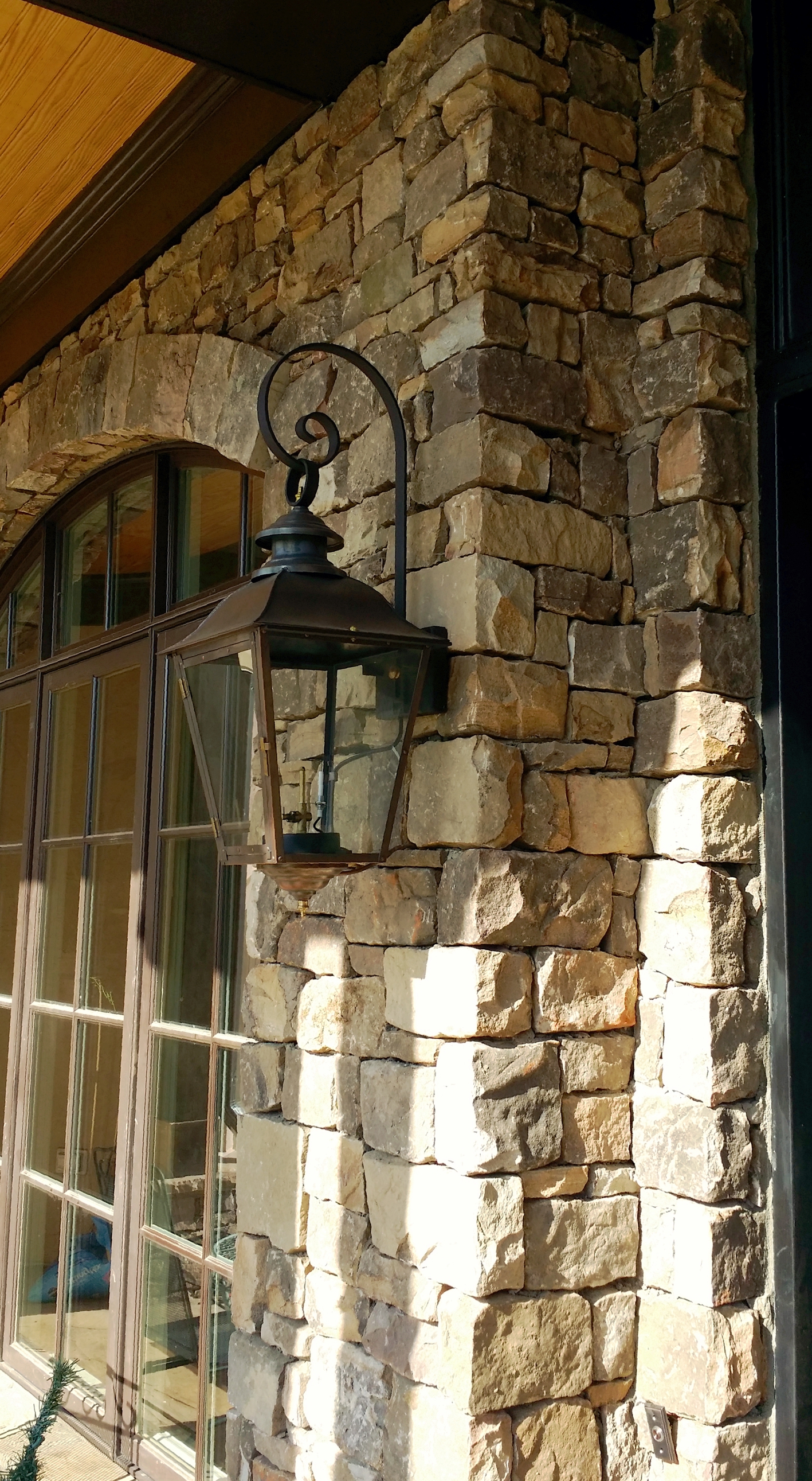 Облицовка фасада натуральным камнем, наружная отделка дома гранитом, облицовка гранитом